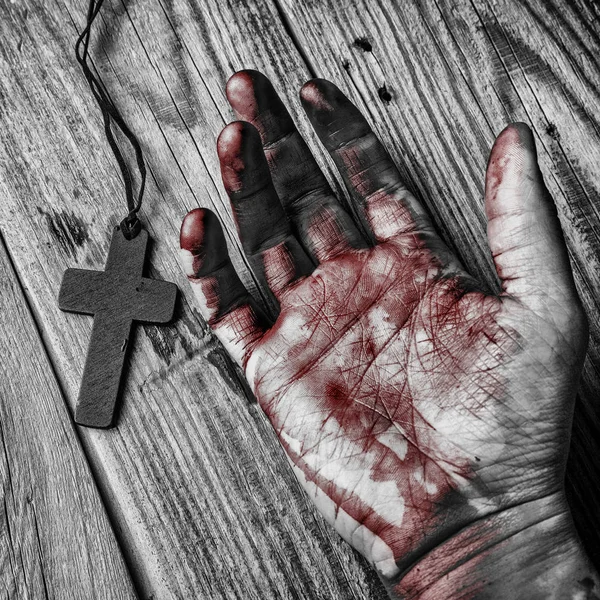 Elinde arka plan üzerinde çapraz