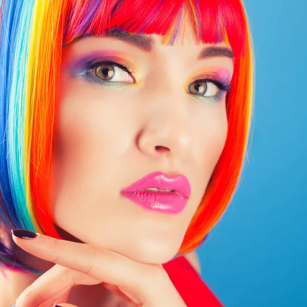 kadın giyiyor renkli peruk