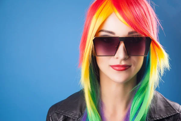 Woman wearing color wig — Stock Photo, Image