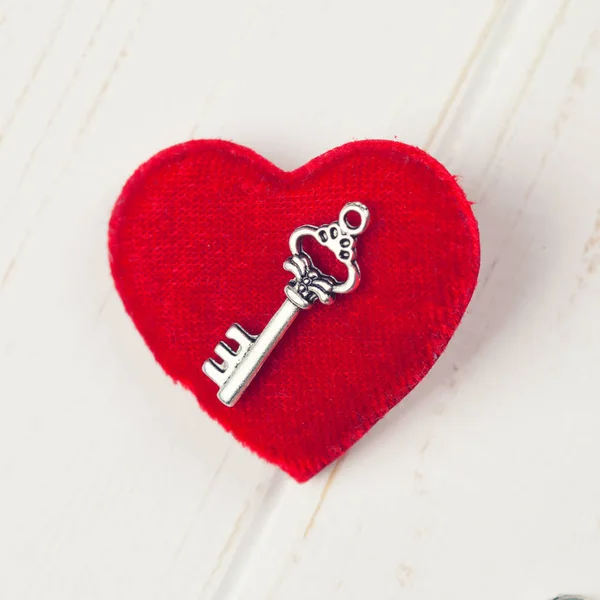 Llave vintage y corazón rojo —  Fotos de Stock