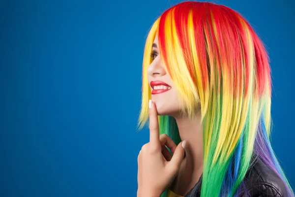 Mujer vistiendo peluca color — Foto de Stock