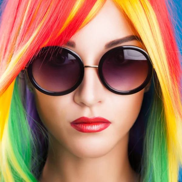 Kobiety sobie perukę koloru — Zdjęcie stockowe