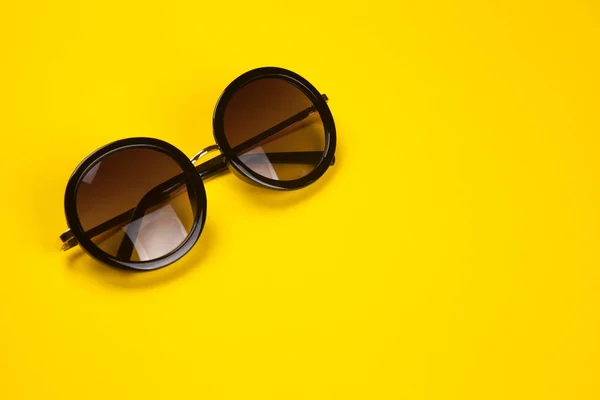 Óculos de sol elegantes no fundo — Fotografia de Stock