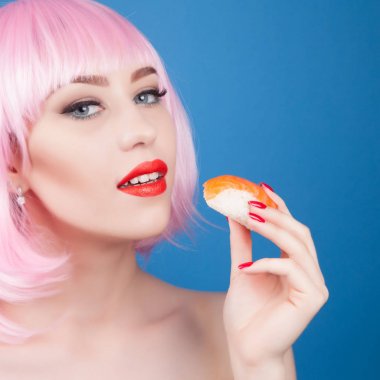 Kırmızı dudaklar ve suşi yakın çekim yemek pembe saçlı güzel kız