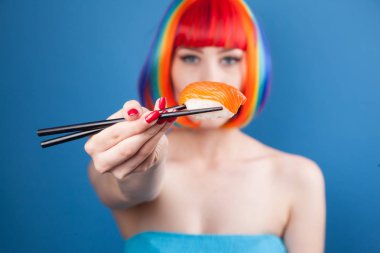 Kırmızı dudaklar ve suşi yakın çekim yemek saç rengi ile güzel kız