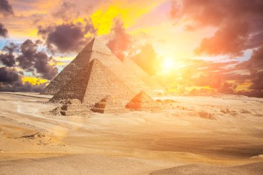 Mısır Kahire - Giza. Piramitlerin genel görünümü