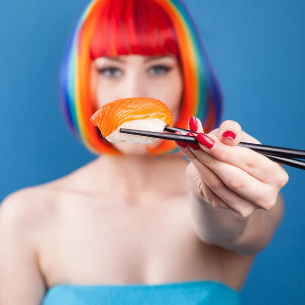Красивая Девушка Красными Губами Цветными Волосами Ест Суши Крупным Планом — стоковое фото