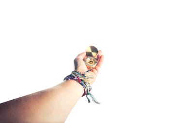 Pusula tutan el görünümünü yakın çekim 