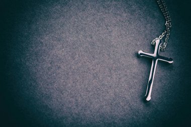 Gümüş haç gri arka plan üzerinde yakın bakış