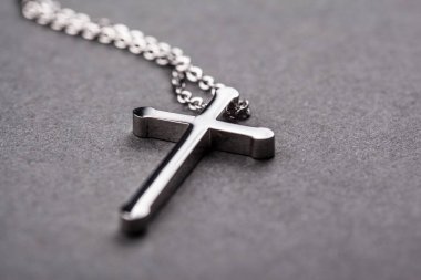 Gümüş haç gri arka plan üzerinde yakın bakış