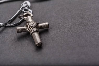 Gümüş haç gri arka plan üzerinde yakın bakış