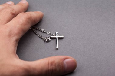 Elinde bir yakın görünümü kadar gümüş haç
