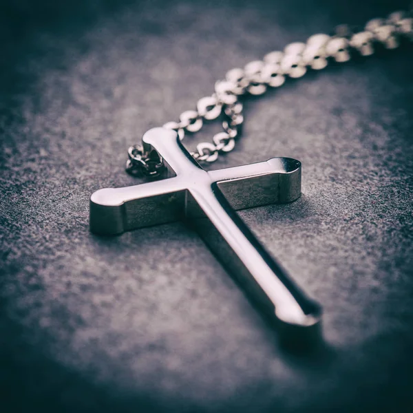 Stříbrný Kříž Šedém Pozadí Blízko Pohled — Stock fotografie