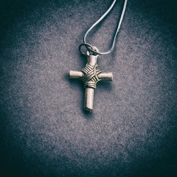 Серебряный Крест Сером Фоне — стоковое фото