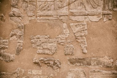 Eski Mısır hiyeroglifleri taşın üzerine kazınmış.