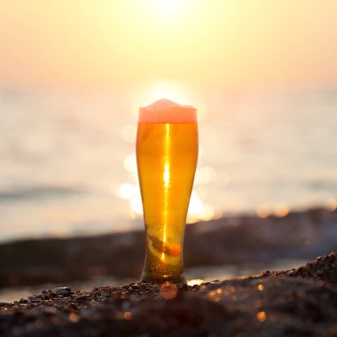 Bardak bira bir gün batımı, yakın çekim görünümde 