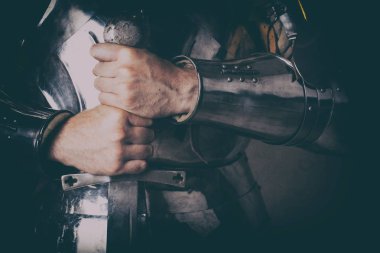 zırh giyen ve iki elle kılıç holding knight