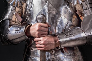 zırh giyen ve iki elle kılıç holding knight