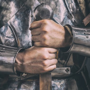 zırh giyen ve iki elle kılıç holding knight