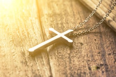 Gümüş Hıristiyan yakından görmek çapraz İncil'in üzerine