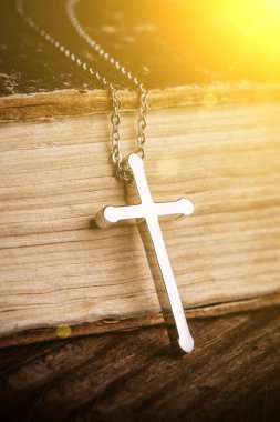 Gümüş Hıristiyan yakından görmek çapraz İncil'in üzerine