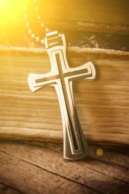 Gümüş Hıristiyan yakından görmek çapraz İncil'in üzerine