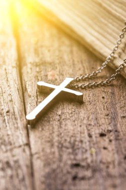 Gümüş Hıristiyan yakından görmek çapraz İncil'in üzerine