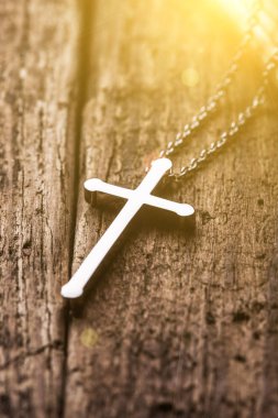 Gümüş Hıristiyan yakından görmek çapraz İncil'in üzerine