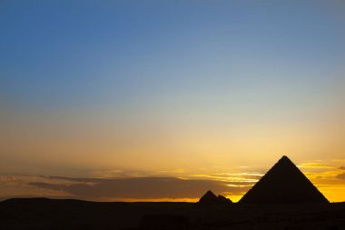 Mısır Kahire - Giza. Piramitlerin genel görünümü 