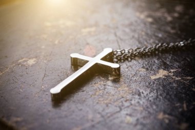 Gümüş Hıristiyan yakından görmek çapraz İncil'in üzerine