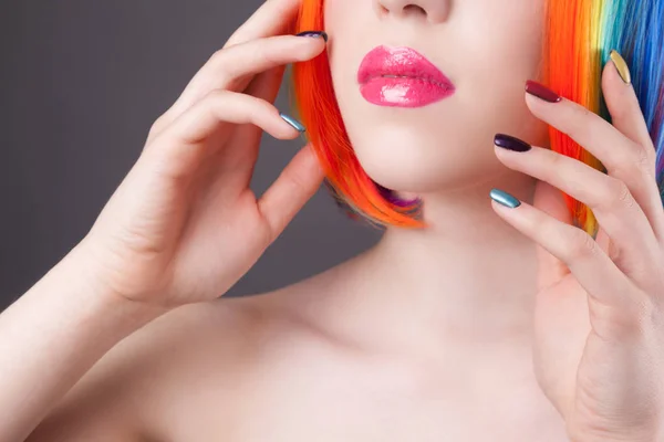 Vacker kvinna klädd i färgglada peruk och visar färgglada naglar — Stockfoto