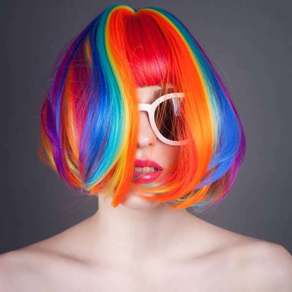 Hermosa Mujer Vistiendo Peluca Colorida Gafas Sol Blancas Sobre Fondo —  Fotos de Stock