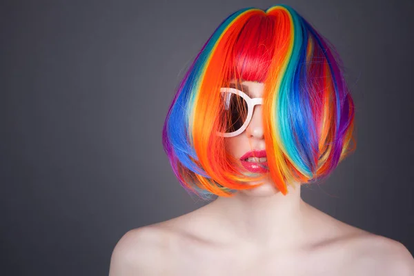 Hermosa Mujer Vistiendo Peluca Colorida Gafas Sol Blancas Sobre Fondo —  Fotos de Stock