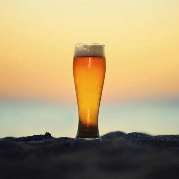 Glas Bier Een Zonsondergang Close Weergave — Stockfoto