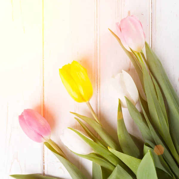 Boeket Van Paarse Gele Witte Tulpen Een Houten Achtergrond — Stockfoto