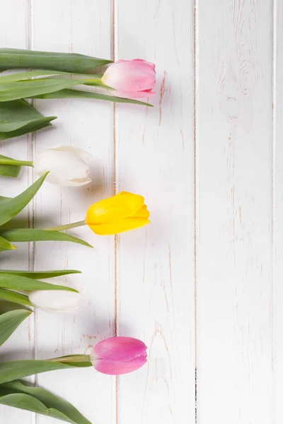 Bukiet Tulipanów Fioletowy Żółty Biały Tle Drewnianych — Zdjęcie stockowe