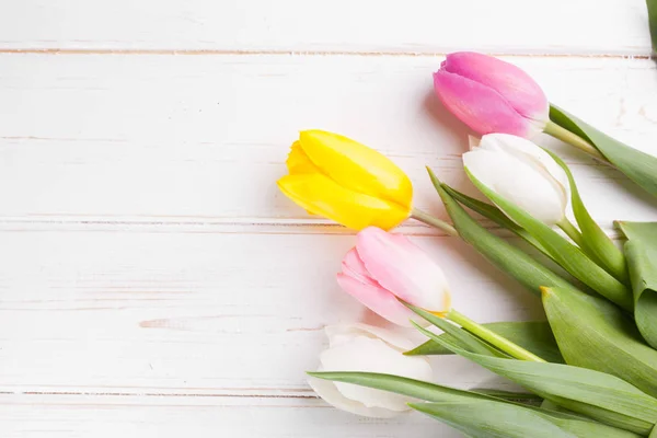 Kytice Fialové Žluté Bílé Tulipány Dřevěné Pozadí — Stock fotografie