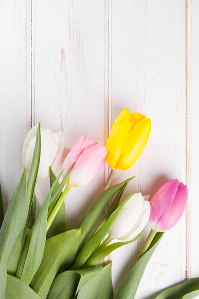 Kytice Fialové Žluté Bílé Tulipány Dřevěné Pozadí — Stock fotografie