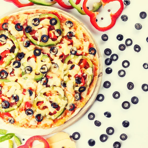Tasty Pizza Vegetables Chicken Olives White — Stock Photo, Image
