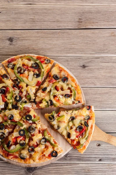 Heerlijke Italiaanse Pizza Geserveerd Houten Tafel — Stockfoto