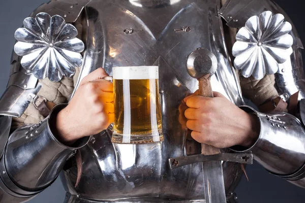 Chevalier Armé Tenant Une Tasse Bière Une Épée Deux Mains — Photo