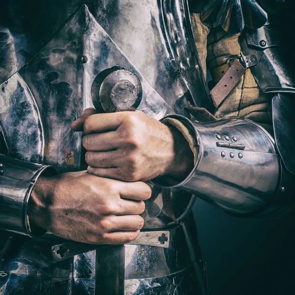Cavaleiro Usando Armadura Segurando Espada Duas Mãos — Fotografia de Stock