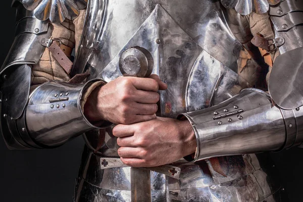 Ritter Trägt Rüstung Und Hält Zweihändiges Schwert — Stockfoto