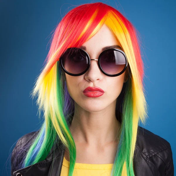 Hermosa Mujer Joven Con Peluca Color Gafas Sol Sobre Fondo —  Fotos de Stock