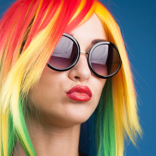Hermosa Mujer Joven Con Peluca Color Gafas Sol Sobre Fondo — Foto de Stock