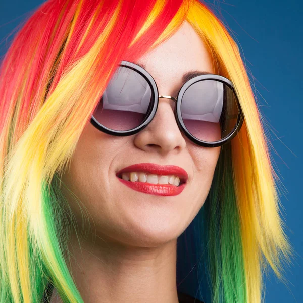 Όμορφη Νεαρή Γυναίκα Που Φοράει Χρώμα Περούκα Και Γυαλιά Ηλίου — Φωτογραφία Αρχείου