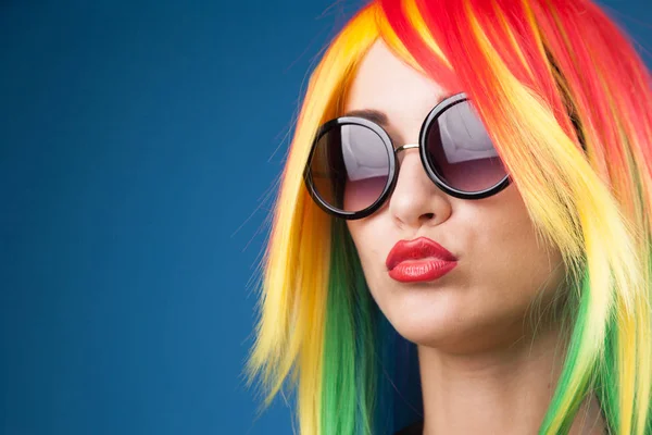 Hermosa Mujer Joven Con Peluca Color Gafas Sol Sobre Fondo —  Fotos de Stock