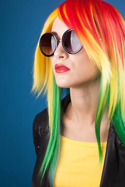 Hermosa Mujer Joven Con Peluca Color Gafas Sol Sobre Fondo — Foto de Stock