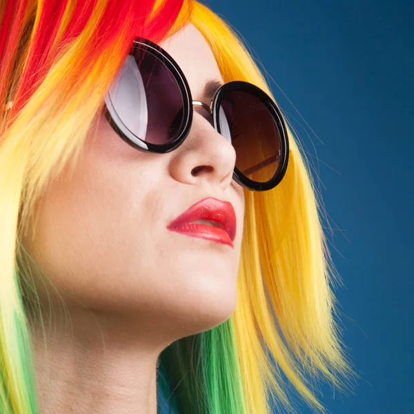 Hermosa Mujer Joven Con Peluca Color Gafas Sol Sobre Fondo — Foto de Stock