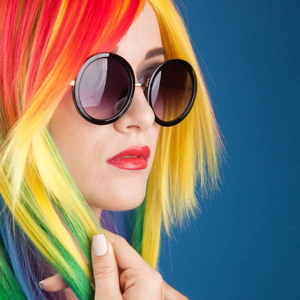 Hermosa Mujer Joven Con Peluca Color Gafas Sol Sobre Fondo —  Fotos de Stock